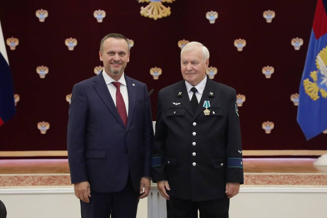 Министр транспорта Андрей Никитин вручил награды железнодорожникам