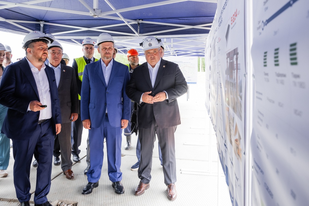 Министр транспорта Андрей Никитин посетил площадку строительства завода для ВСМ в Великом Новгороде