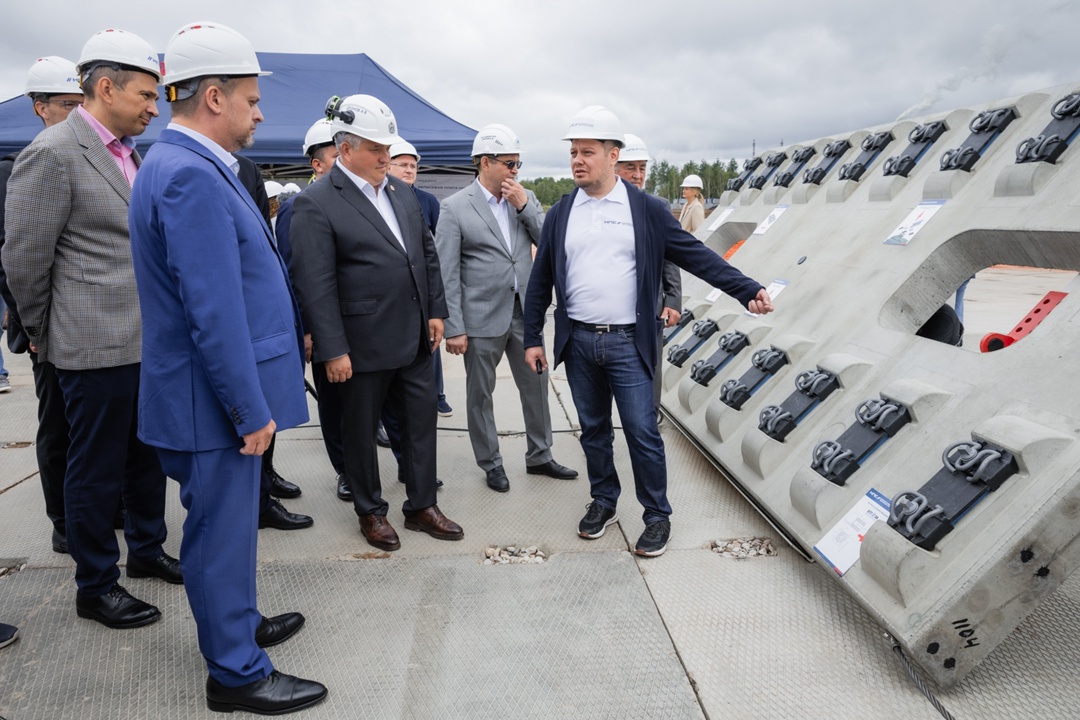 Министр транспорта Андрей Никитин посетил площадку строительства завода для ВСМ в Великом Новгороде