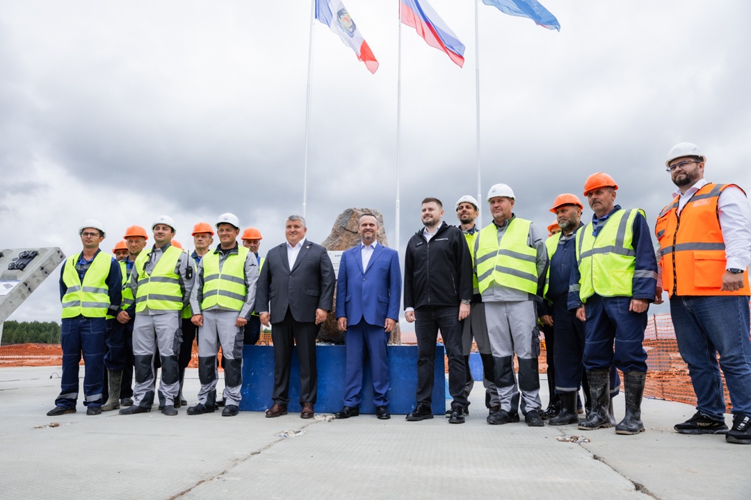 Министр транспорта Андрей Никитин посетил площадку строительства завода для ВСМ в Великом Новгороде