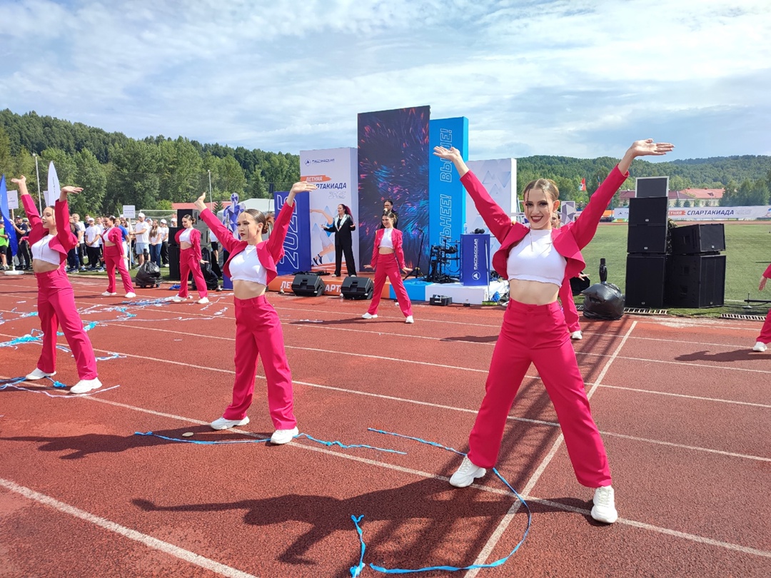 Только что на стадионе «Томусинец» в Междуреченске началась летняя спартакиада Распадской!