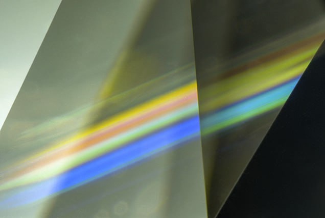 Радуга, заключенная в бриллианте В желтом бриллианте на фото отчетливо просматривается яркая радуга