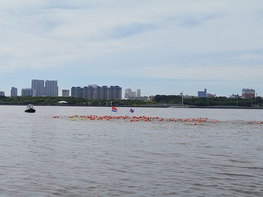 Работник «Газпром переработка Благовещенск» принял участие в традиционном международном заплыве «Дружба»