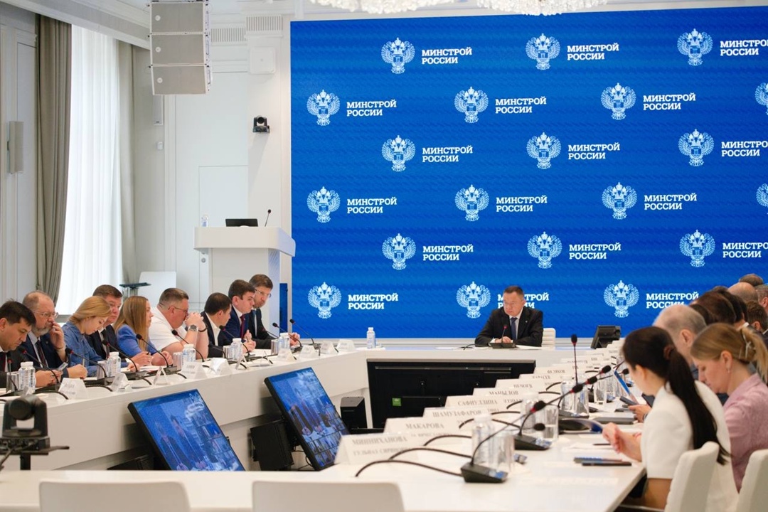 В Минстрое России прошло еженедельное оперативное совещание под председательством Министра строительства и ЖКХ РФ Ирека Файзуллина
