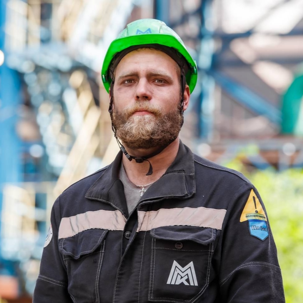 Доменный цех - путь к росту Денис Клишин пришёл на ММК восемь лет назад, ещё студентом. Сейчас - машинист шихтоподачи