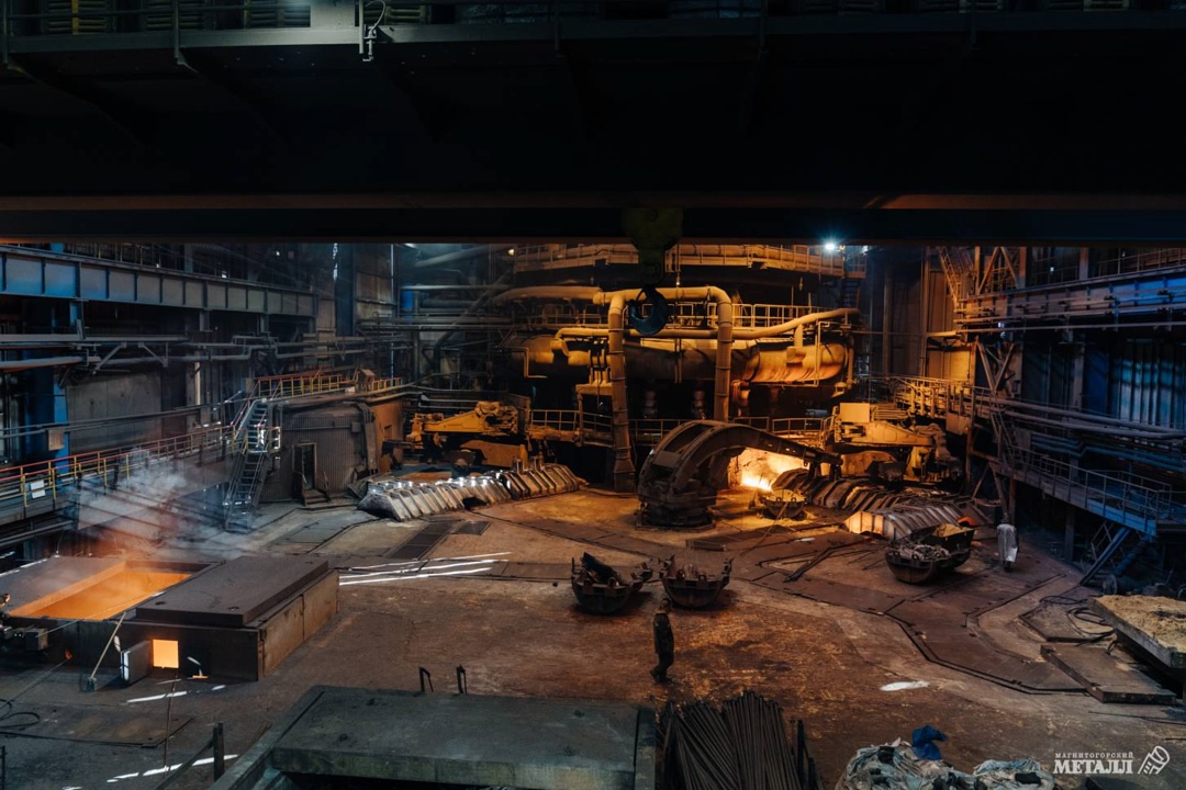 Доменный цех - путь к росту Денис Клишин пришёл на ММК восемь лет назад, ещё студентом. Сейчас - машинист шихтоподачи
