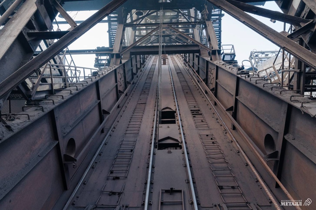 Доменный цех - путь к росту Денис Клишин пришёл на ММК восемь лет назад, ещё студентом. Сейчас - машинист шихтоподачи