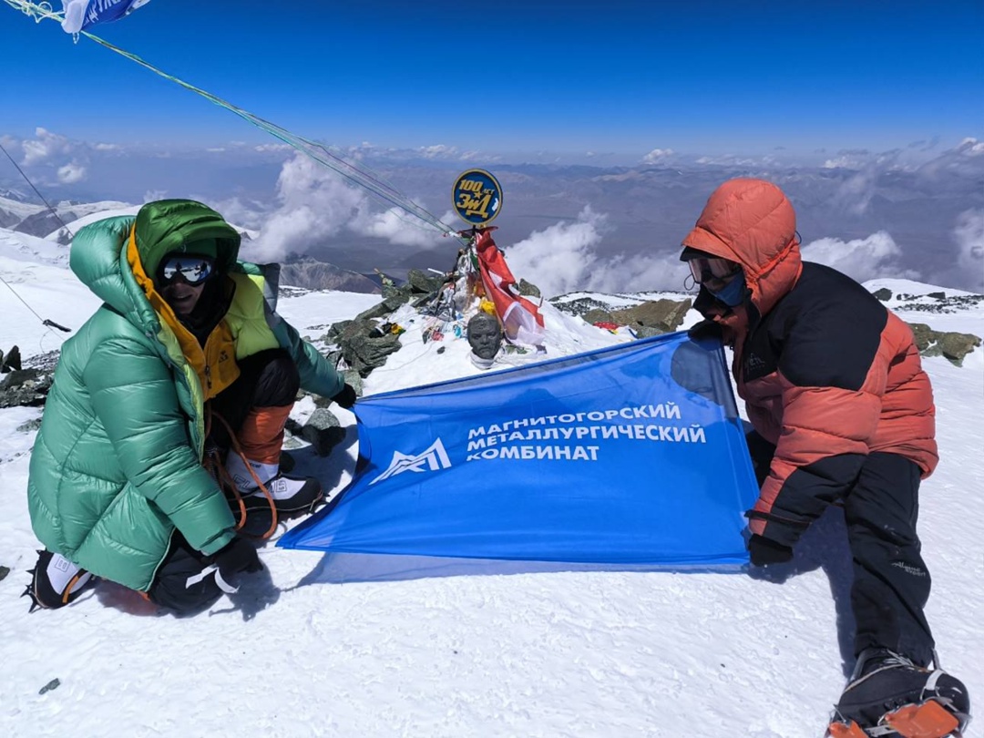 Пик Ленина взят. Осмелились бы? 7134 метра. Температура -30. Голова трещит от высоты. Ноги отказываются идти. В команде - 5 человек. До вершины дошла одна.