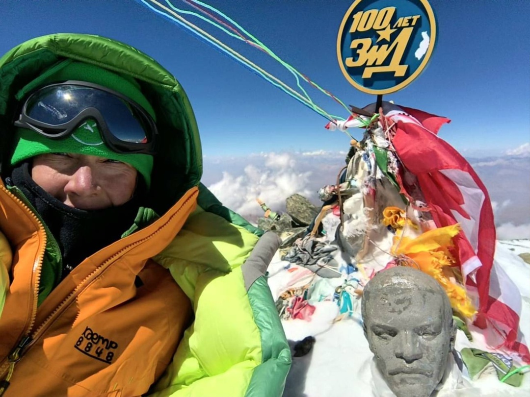 Пик Ленина взят. Осмелились бы? 7134 метра. Температура -30. Голова трещит от высоты. Ноги отказываются идти. В команде - 5 человек. До вершины дошла одна.