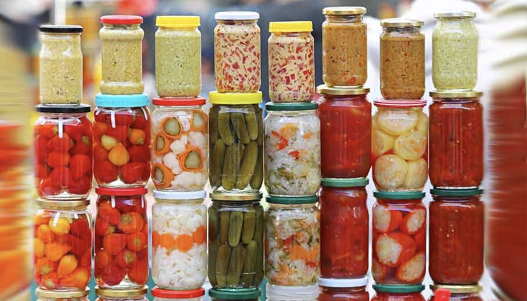 Россияне стали раньше делать заготовки на зиму, о чем свидетельствует возросший спрос на банки, крышки и закаточные машинки, пишут «Известия» со ссылкой на…