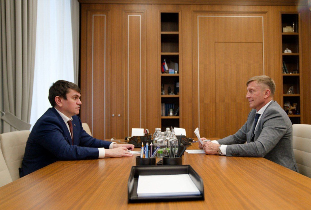 Заместитель Министра строительства и ЖКХ РФ Юрий Гордеев и директор ВДЦ «Орлёнок» Александр Джеус обсудили как преобразится легендарный Всероссийский детский…