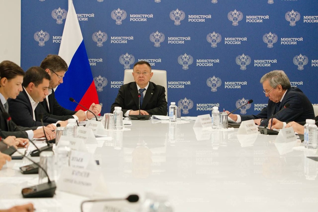 В Минстрое России под председательством Министра строительства и ЖКХ РФ Ирека Файзуллина прошло еженедельное совместное совещание с регионами и главными…