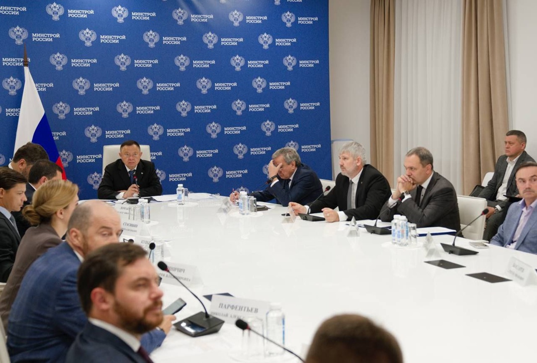 В Минстрое России под председательством Министра строительства и ЖКХ РФ Ирека Файзуллина прошло еженедельное совместное совещание с регионами и главными…