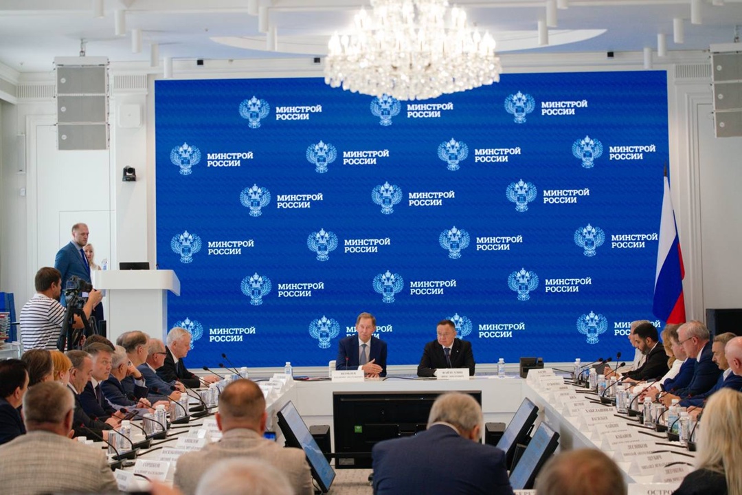 Глава Минстроя России Ирек Файзуллин совместно с Президентом Российского Союза строителей Владимиром Яковлевым наградили представителей строительных…