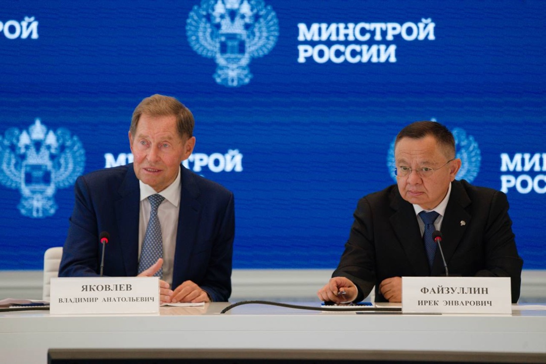 Глава Минстроя России Ирек Файзуллин совместно с Президентом Российского Союза строителей Владимиром Яковлевым наградили представителей строительных…