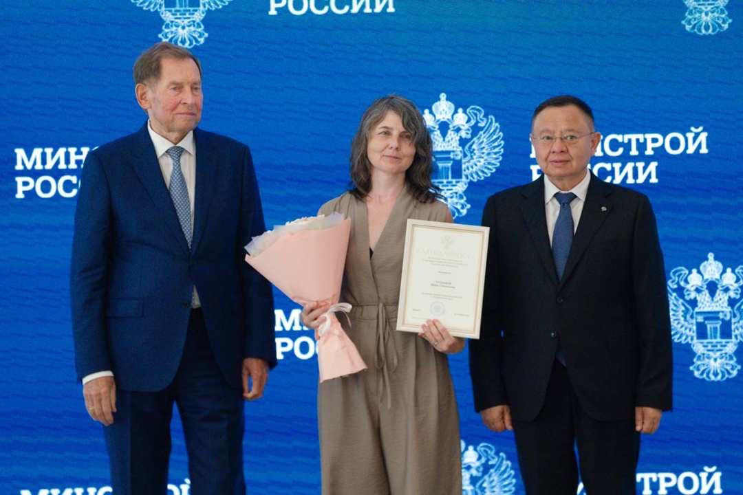 Глава Минстроя России Ирек Файзуллин совместно с Президентом Российского Союза строителей Владимиром Яковлевым наградили представителей строительных…