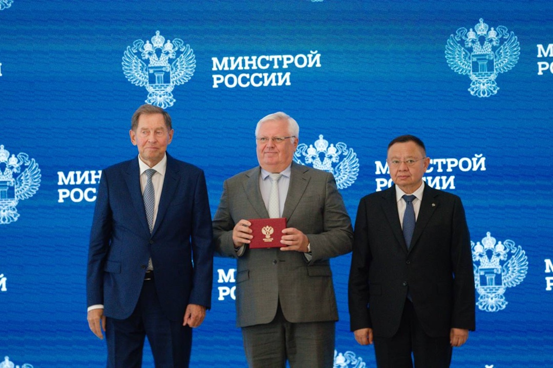 Глава Минстроя России Ирек Файзуллин совместно с Президентом Российского Союза строителей Владимиром Яковлевым наградили представителей строительных…