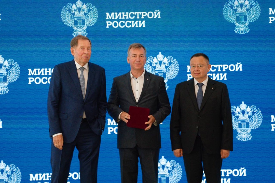 Глава Минстроя России Ирек Файзуллин совместно с Президентом Российского Союза строителей Владимиром Яковлевым наградили представителей строительных…