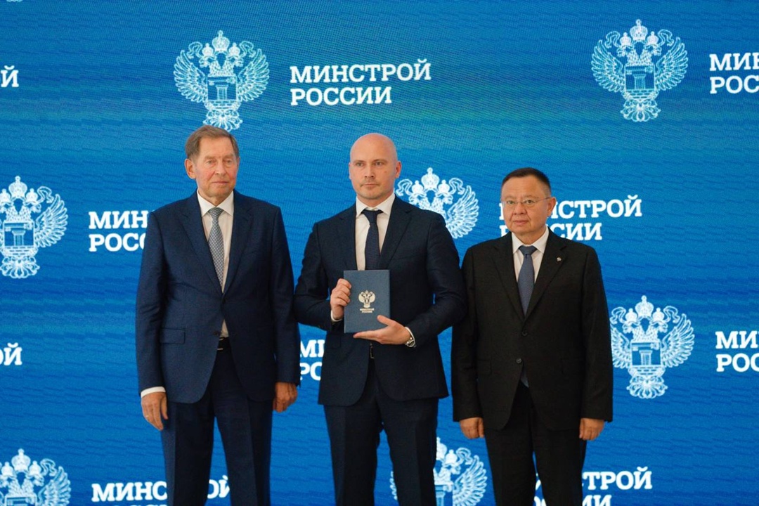 Глава Минстроя России Ирек Файзуллин совместно с Президентом Российского Союза строителей Владимиром Яковлевым наградили представителей строительных…