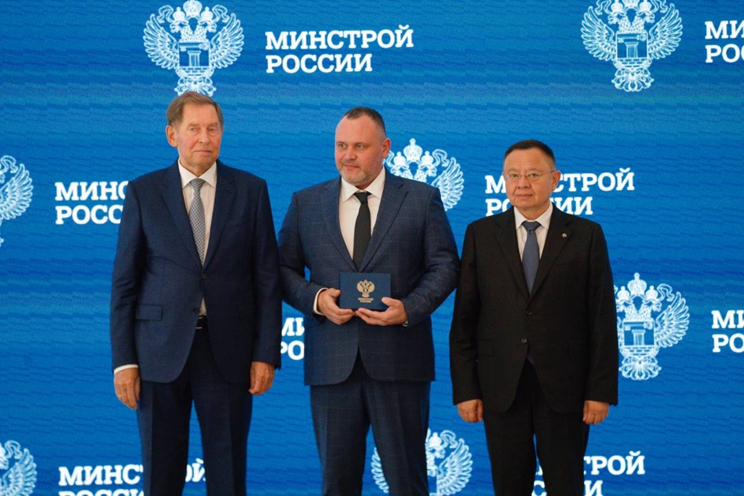 Глава Минстроя России Ирек Файзуллин совместно с Президентом Российского Союза строителей Владимиром Яковлевым наградили представителей строительных…