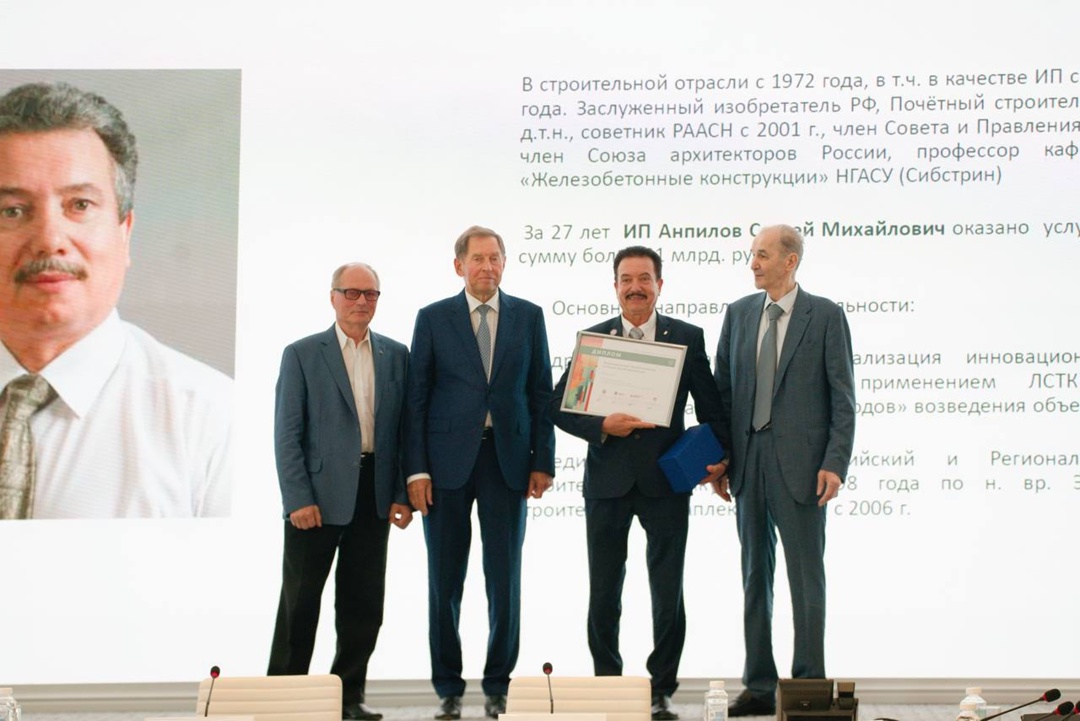 Глава Минстроя России Ирек Файзуллин совместно с Президентом Российского Союза строителей Владимиром Яковлевым наградили представителей строительных…