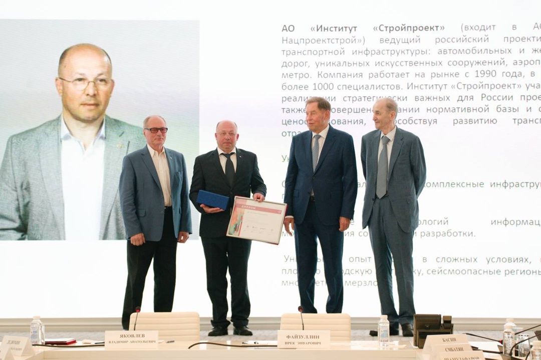 Глава Минстроя России Ирек Файзуллин совместно с Президентом Российского Союза строителей Владимиром Яковлевым наградили представителей строительных…