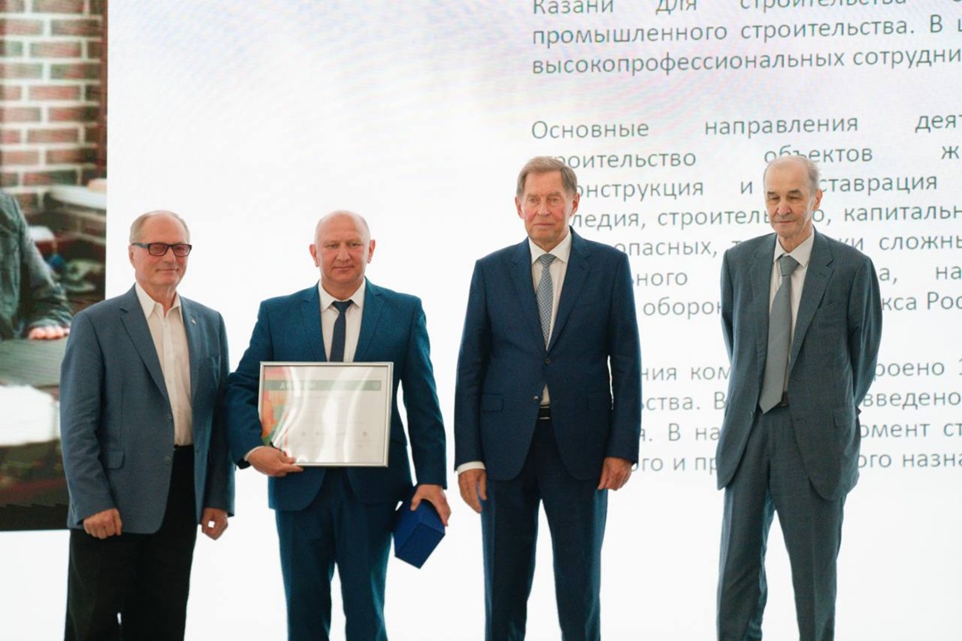 Глава Минстроя России Ирек Файзуллин совместно с Президентом Российского Союза строителей Владимиром Яковлевым наградили представителей строительных…