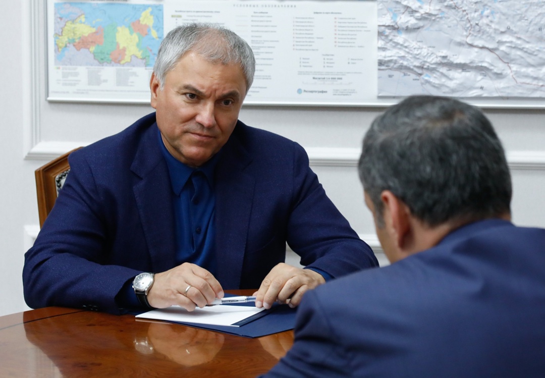 Председатель ГД Вячеслав Володин и временно исполняющий обязанности губернатора Курской области Александр Хинштейн обсудили вопросы социально-экономического…