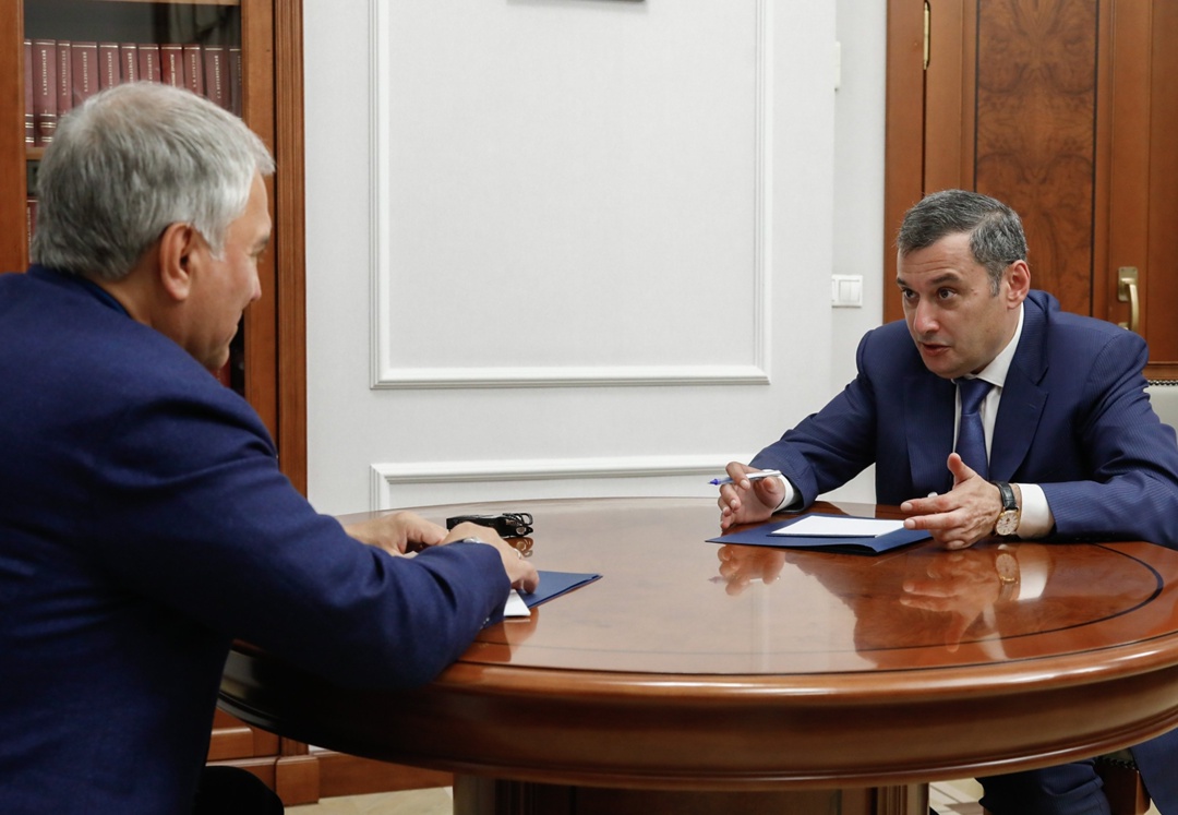 Председатель ГД Вячеслав Володин и временно исполняющий обязанности губернатора Курской области Александр Хинштейн обсудили вопросы социально-экономического…