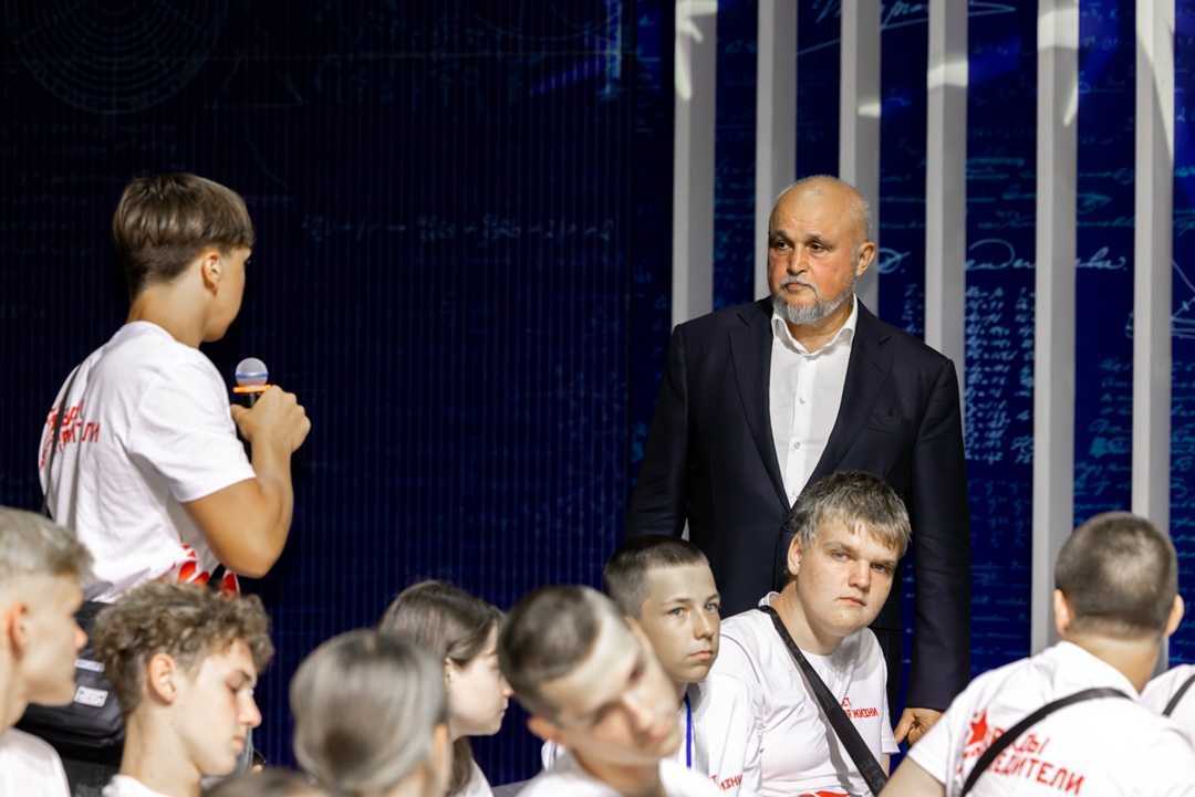 Сергей Цивилев встретился со школьниками из Донецкой народной республики