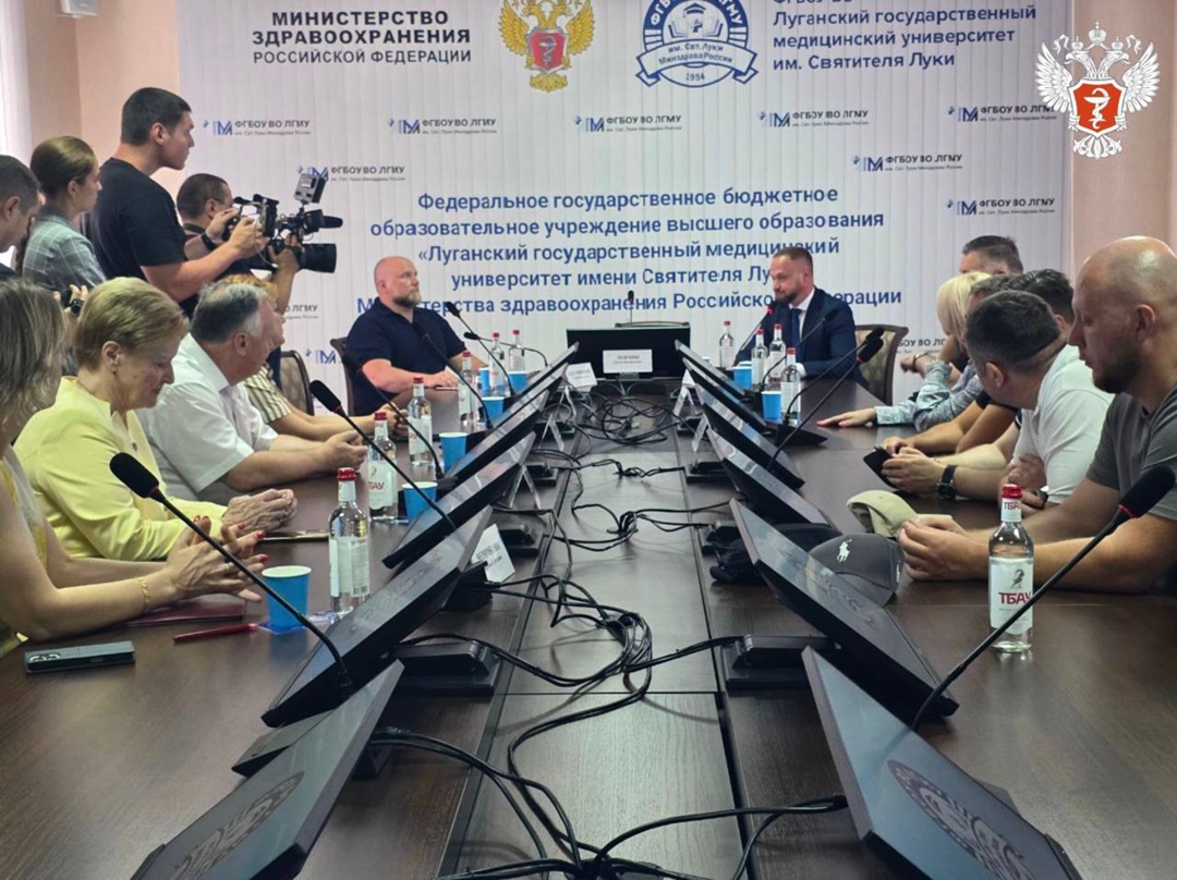 Заместитель министра здравоохранения РФ Андрей Плутницкий ознакомился с работой медицинских объектов в ЛНР