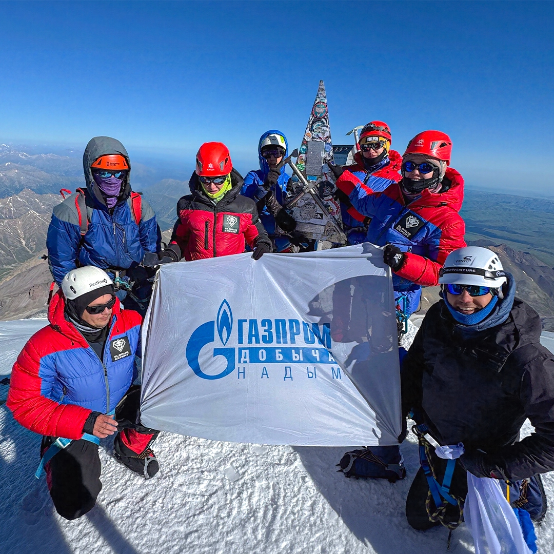 Есть такие люди, для которых отдых – это тяжелые подъемы, кошки, ледоруб, разреженный воздух и новые вершины. И сегодня их праздник – День альпинизма!