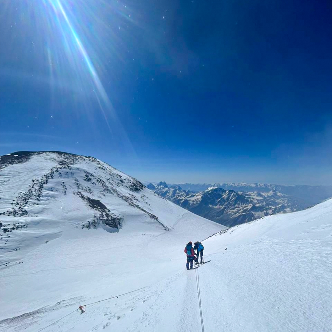 Есть такие люди, для которых отдых – это тяжелые подъемы, кошки, ледоруб, разреженный воздух и новые вершины. И сегодня их праздник – День альпинизма!