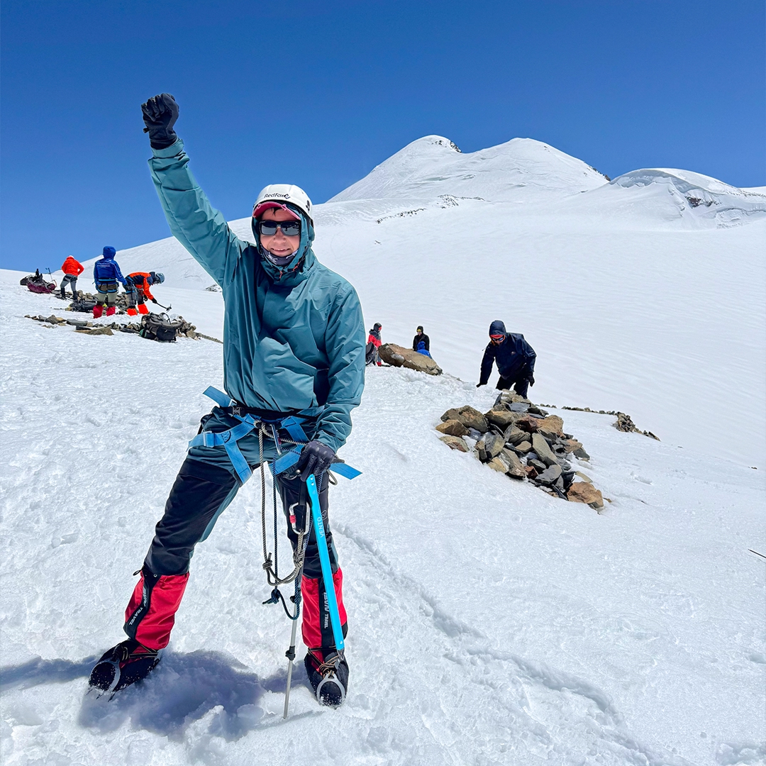 Есть такие люди, для которых отдых – это тяжелые подъемы, кошки, ледоруб, разреженный воздух и новые вершины. И сегодня их праздник – День альпинизма!