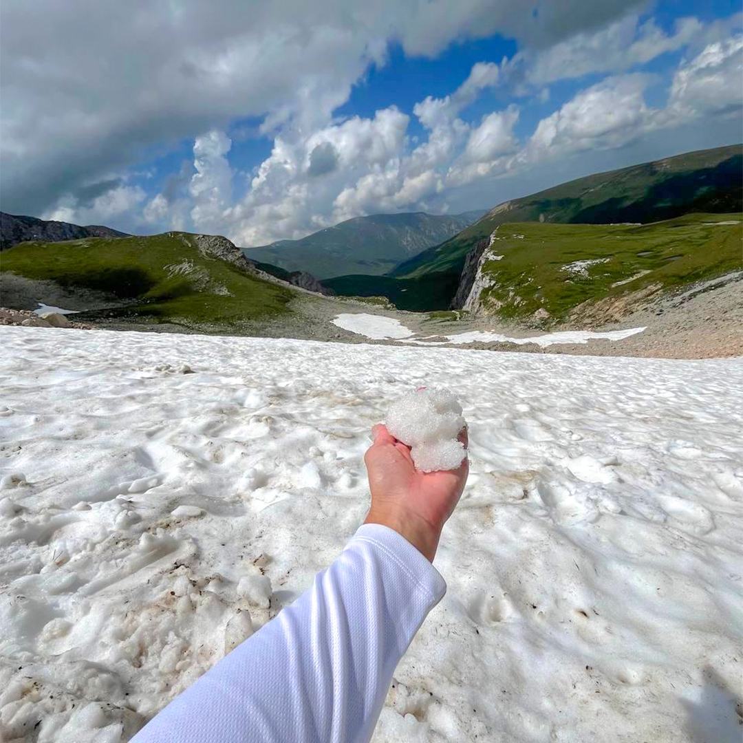 Есть такие люди, для которых отдых – это тяжелые подъемы, кошки, ледоруб, разреженный воздух и новые вершины. И сегодня их праздник – День альпинизма!