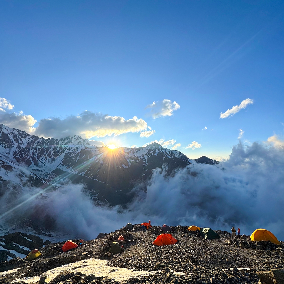 Есть такие люди, для которых отдых – это тяжелые подъемы, кошки, ледоруб, разреженный воздух и новые вершины. И сегодня их праздник – День альпинизма!