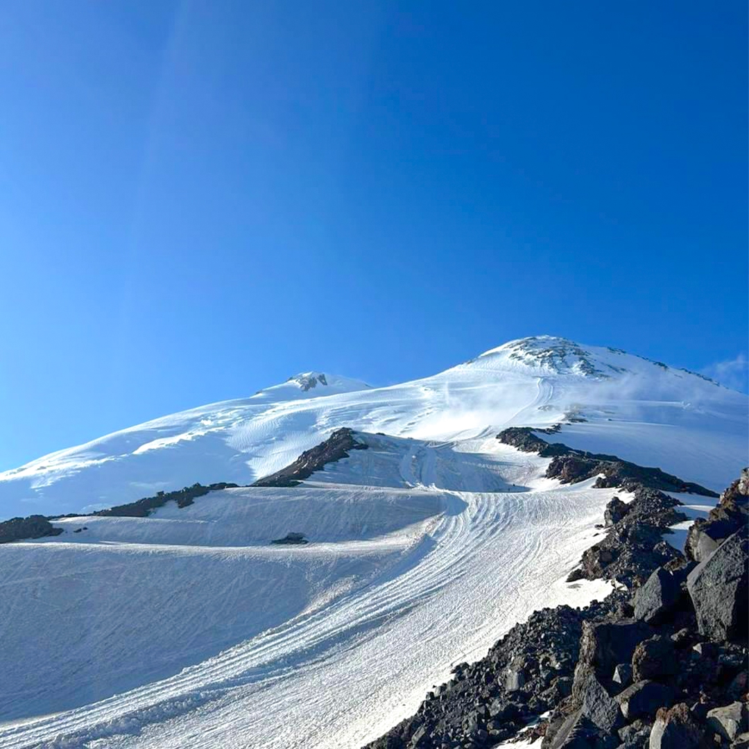 Есть такие люди, для которых отдых – это тяжелые подъемы, кошки, ледоруб, разреженный воздух и новые вершины. И сегодня их праздник – День альпинизма!