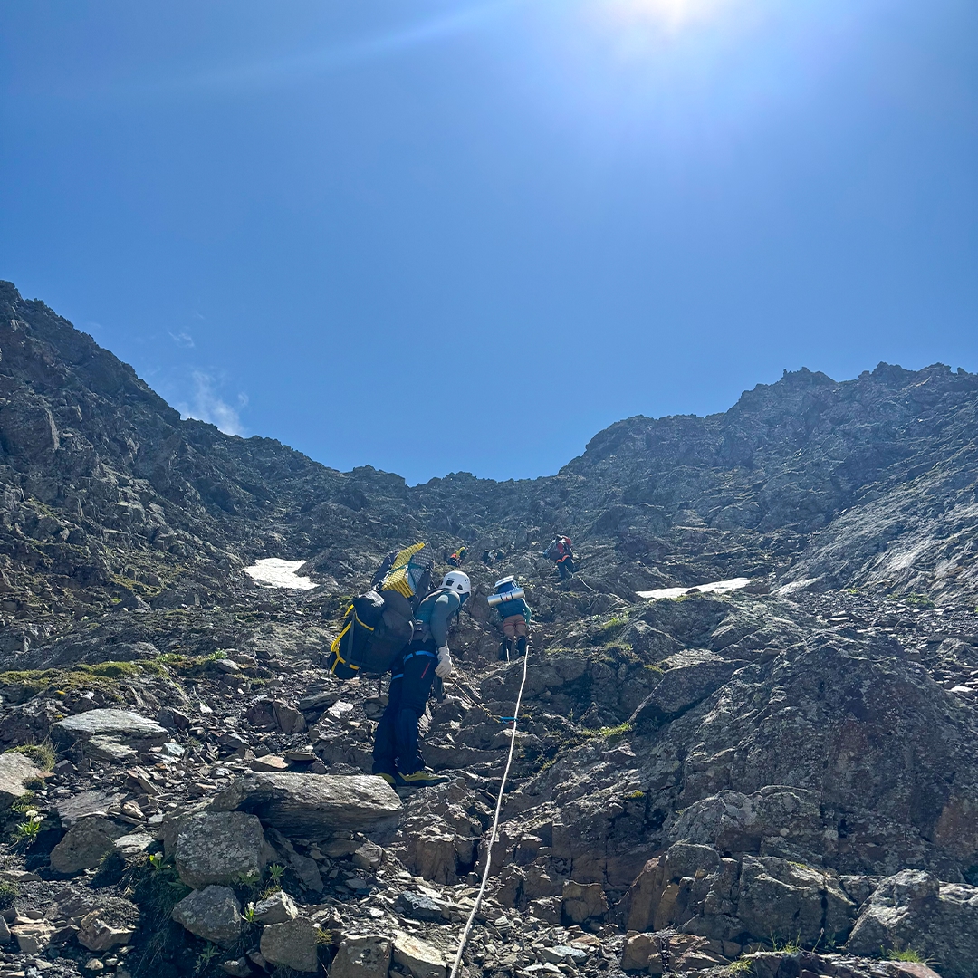 Есть такие люди, для которых отдых – это тяжелые подъемы, кошки, ледоруб, разреженный воздух и новые вершины. И сегодня их праздник – День альпинизма!