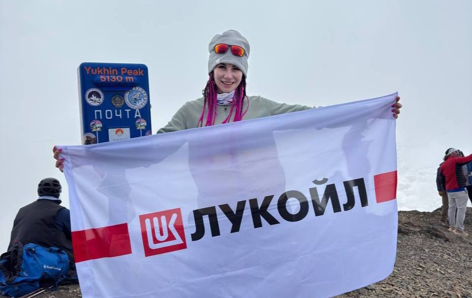 Флаг ЛУКОЙЛа на двух вершинах Памира