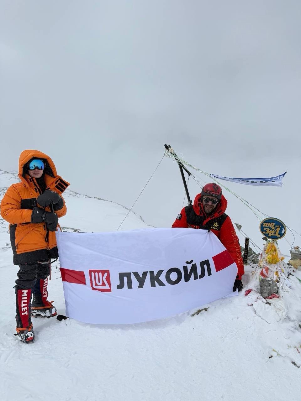 Флаг ЛУКОЙЛа на двух вершинах Памира