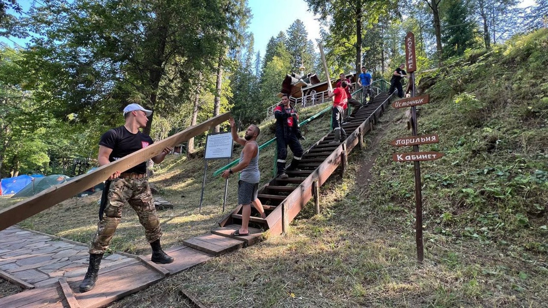 Волонтёры ЛУКОЙЛа благоустраивают святой источник Трифона Вятского