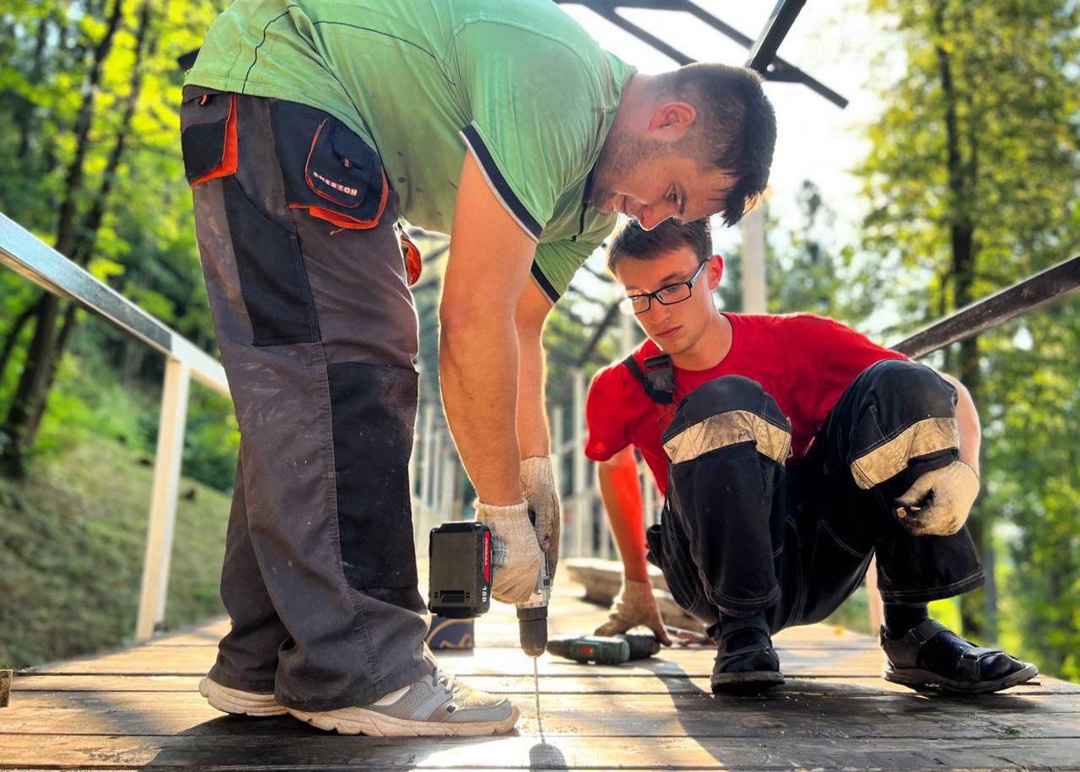 Волонтёры ЛУКОЙЛа благоустраивают святой источник Трифона Вятского