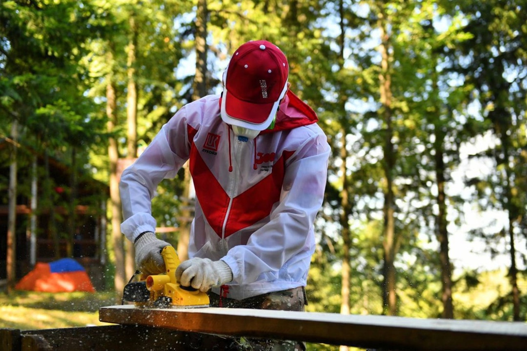 Волонтёры ЛУКОЙЛа благоустраивают святой источник Трифона Вятского