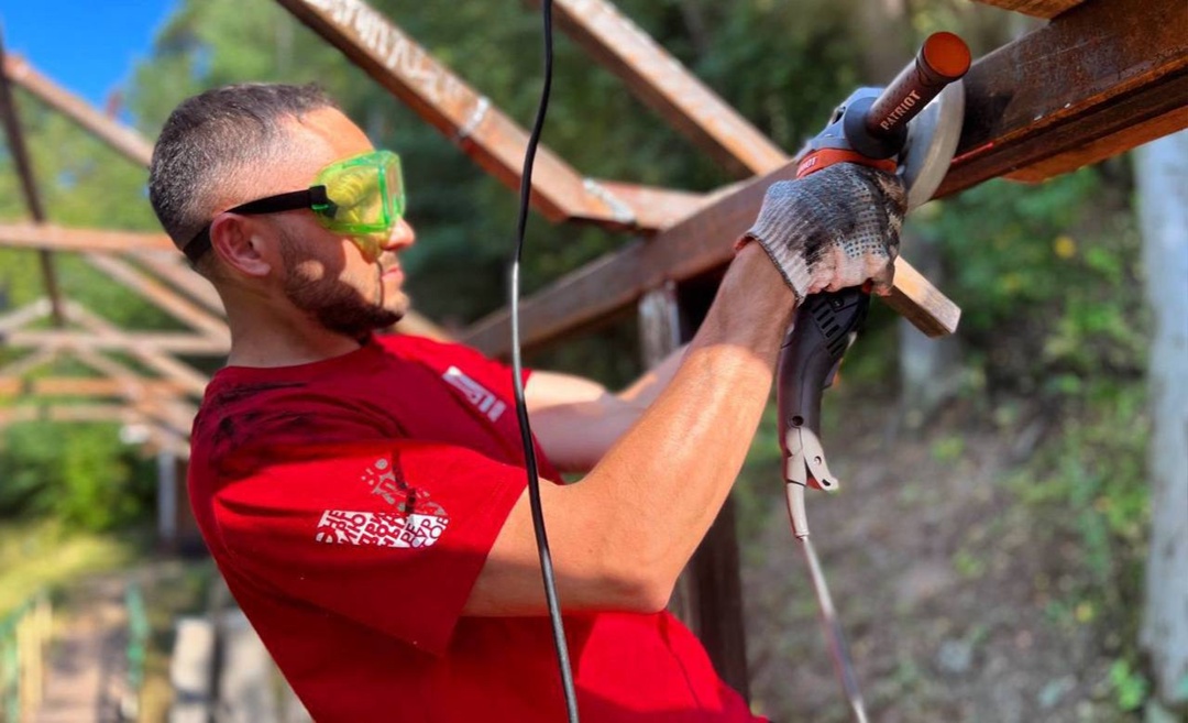 Волонтёры ЛУКОЙЛа благоустраивают святой источник Трифона Вятского