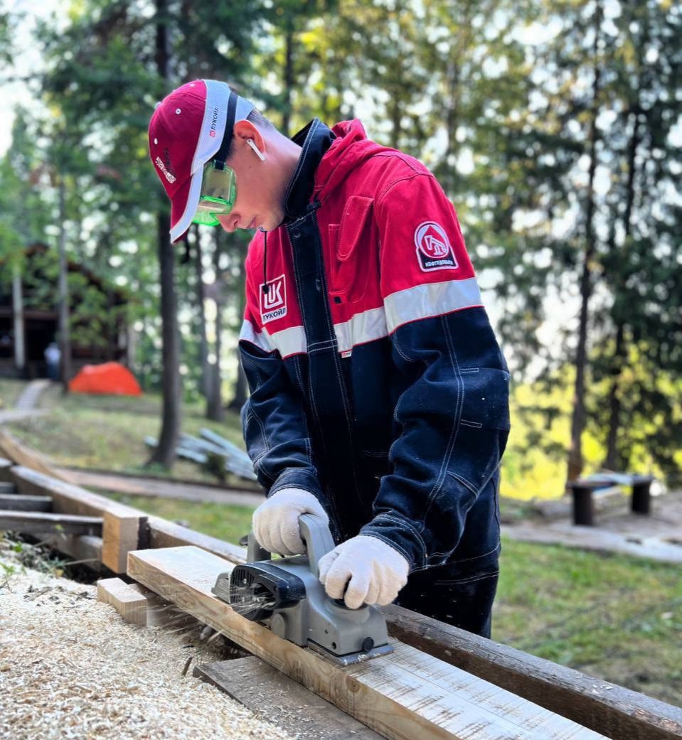 Волонтёры ЛУКОЙЛа благоустраивают святой источник Трифона Вятского