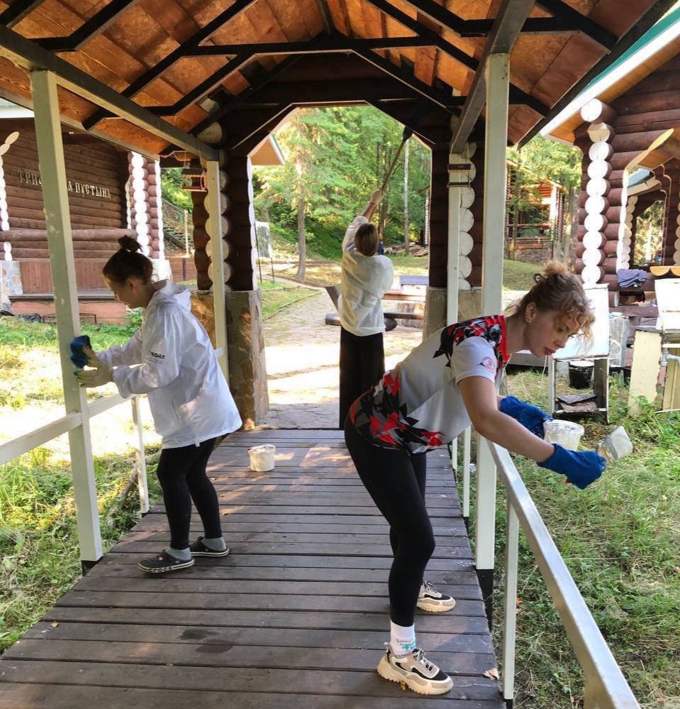 Волонтёры ЛУКОЙЛа благоустраивают святой источник Трифона Вятского