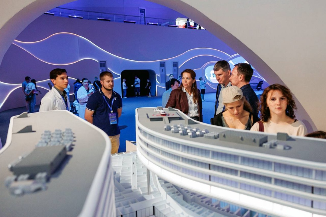 Идём на форум-фестиваль Москва-2030. Вместе с Максимом Геннадьевичем посетили интеллектуально-выставочное пространство на площадке Гостиный Двор.