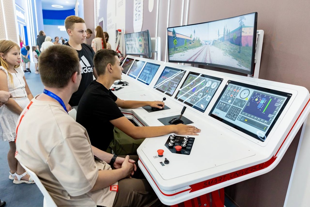 Идём на форум-фестиваль Москва-2030. Вместе с Максимом Геннадьевичем посетили интеллектуально-выставочное пространство на площадке Гостиный Двор.