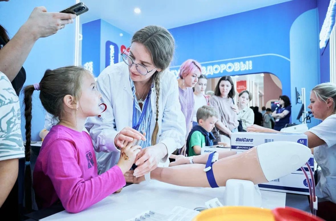 Идём на форум-фестиваль Москва-2030. Вместе с Максимом Геннадьевичем посетили интеллектуально-выставочное пространство на площадке Гостиный Двор.