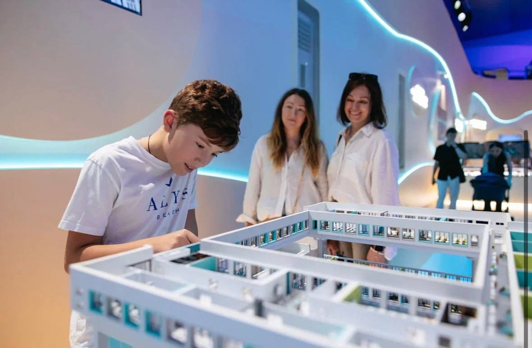 Идём на форум-фестиваль Москва-2030. Вместе с Максимом Геннадьевичем посетили интеллектуально-выставочное пространство на площадке Гостиный Двор.